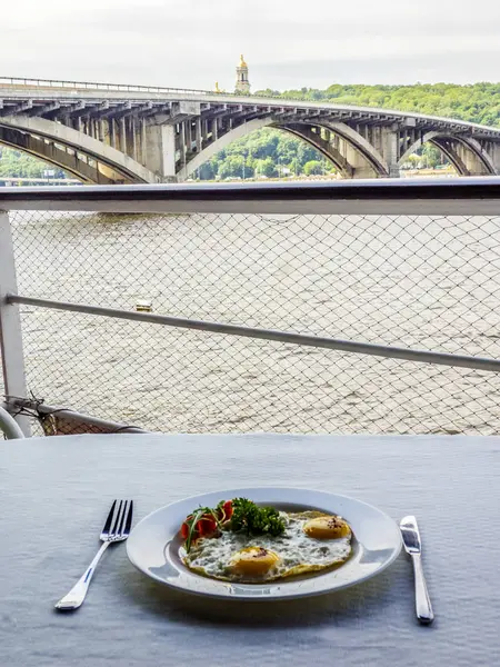 Steka ägg med tomater — Stockfoto