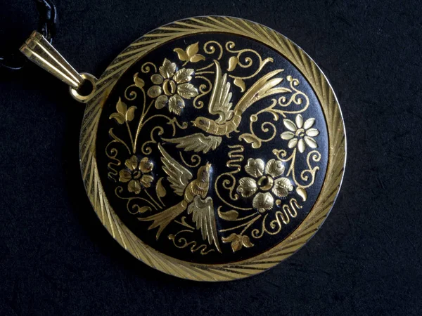 Pendentif avec fleurs et oiseaux — Photo