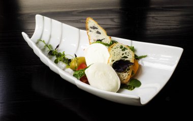 Mozzarella peyniri pesto ile 