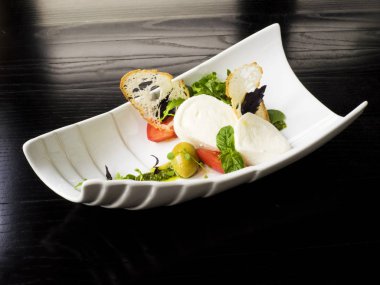 Mozzarella peyniri pesto ile 