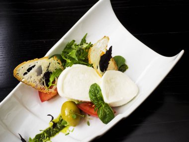 Mozzarella peyniri pesto ile 