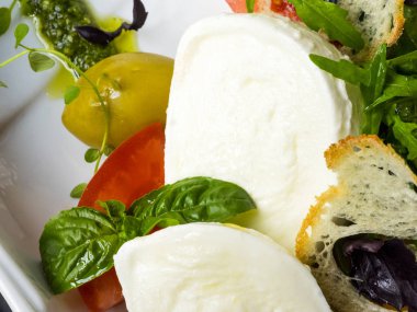 Mozzarella peyniri pesto ile 