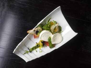 Mozzarella peyniri pesto ile 