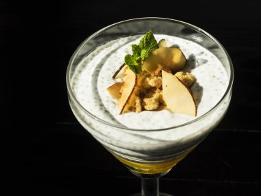 Puding Chia Hindistan cevizi ile 