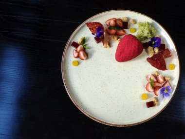 Fıstıklı Frese çilek ile