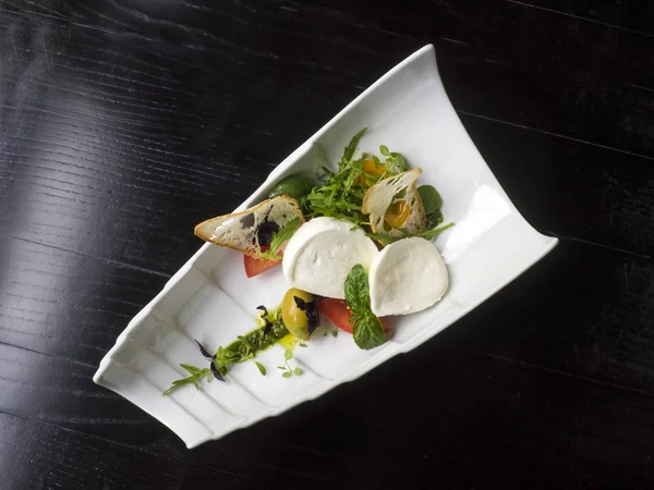 Mozzarella peyniri pesto ile 