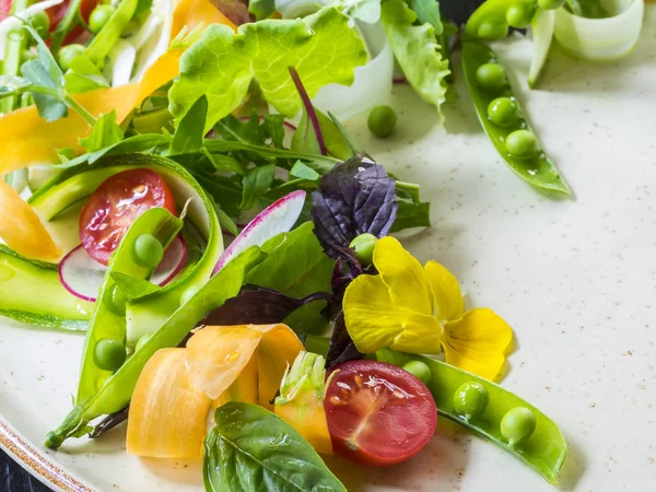 Salat aus saftigen Kräutern — Stockfoto