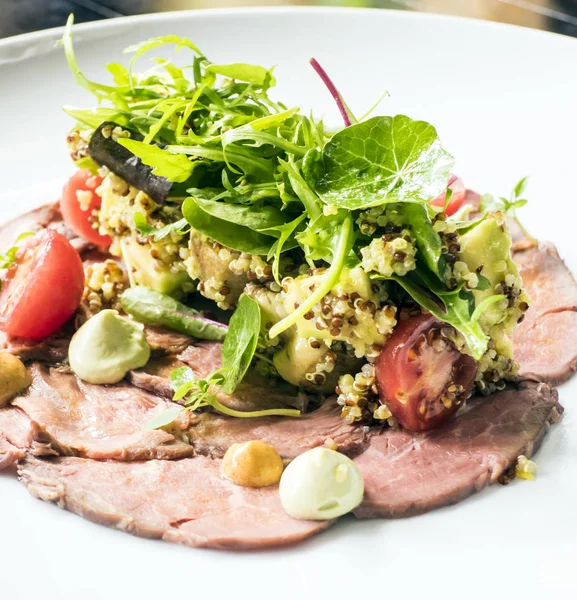 Hafifçe kavrulmuş ihale et kuzu