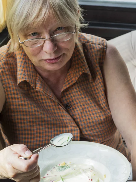 Femme déjeunant dans un restaurant — Photo