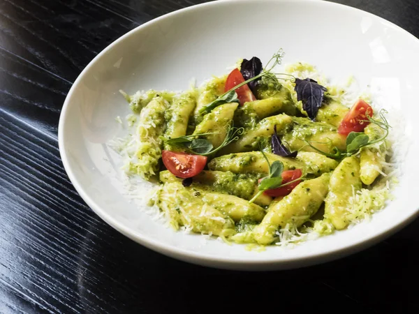 Gnocchi mit Pesto und Parmesan. — Stockfoto