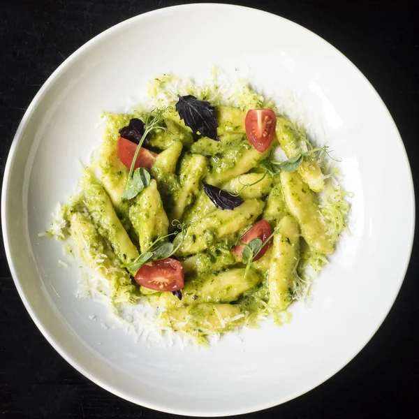 Gnocchi mit Pesto und Parmesan. — Stockfoto