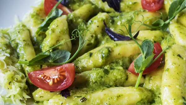 Gnocchi mit Pesto und Parmesan. — Stockfoto