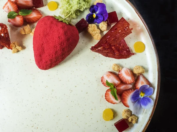 Fıstıklı Frese çilek ile