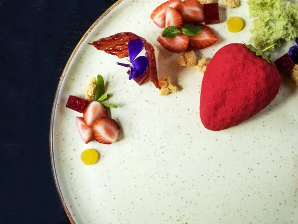 Fıstıklı Frese çilek ile