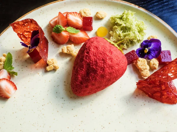 Fıstıklı Frese çilek ile