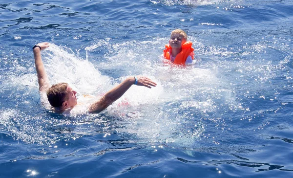 Man zwemmen met zoon — Stockfoto