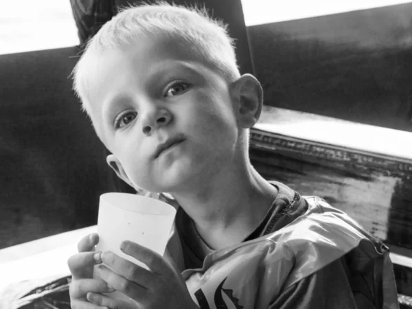 Caucasiano menino bebendo — Fotografia de Stock