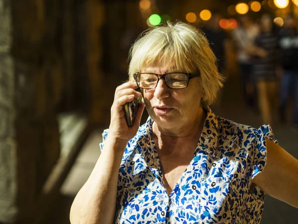 Mujer usando smartphon — Foto de Stock