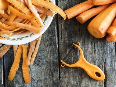 Havuç, soyulmuş havuç bir kase ve bir polis