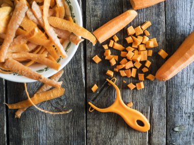 Havuç, soyulmuş havuç bir kase ve bir polis