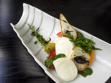 Mozzarella peyniri pesto ile 