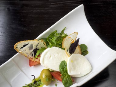 Mozzarella peyniri pesto ile 