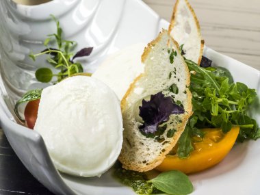 Mozzarella peyniri pesto ile 