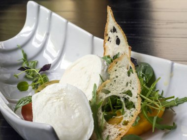 Mozzarella peyniri pesto ile 