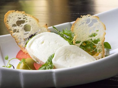 Mozzarella peyniri pesto ile 