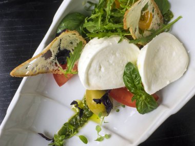 Mozzarella peyniri pesto ile 