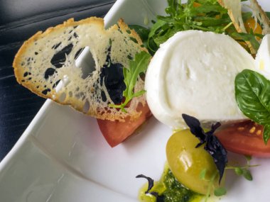 Mozzarella peyniri pesto ile 