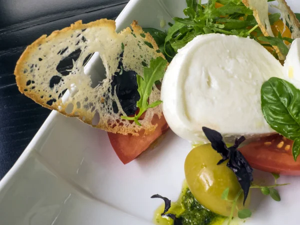 Mozzarella peyniri pesto ile 