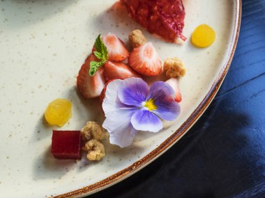 Fıstıklı Frese çilek ile