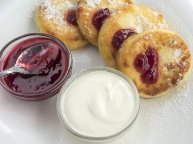 Lor krep ve ekşi krema