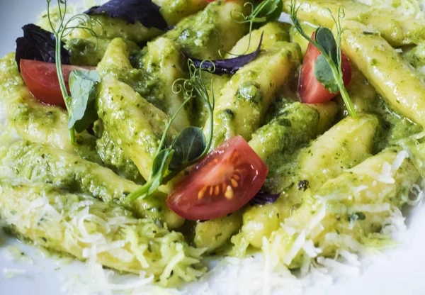 Gnocchi mit Pesto und Parmesan. — Stockfoto