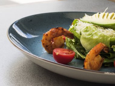 kaplan karides salatası