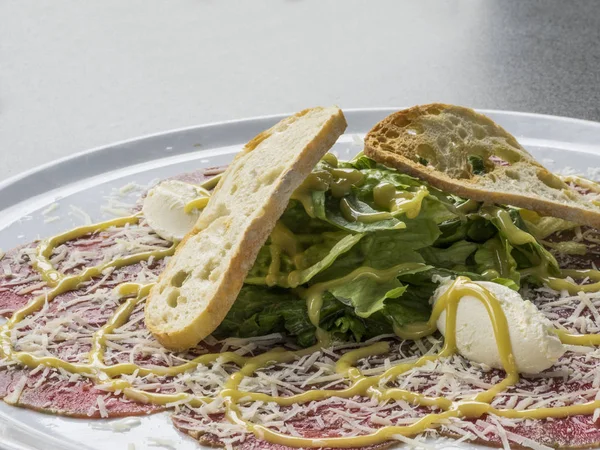 Carpaccio di manzo con formaggio — Foto Stock