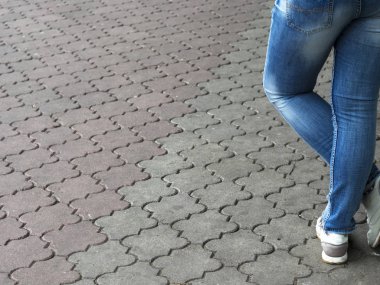 Kadının kıçı kot pantolon