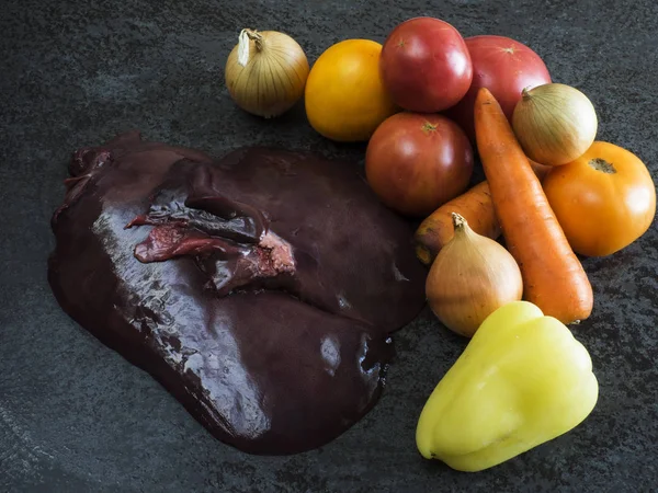 Raw liver on — Stock Photo, Image