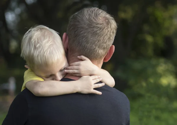 Pappa med barn utomhus — Stockfoto