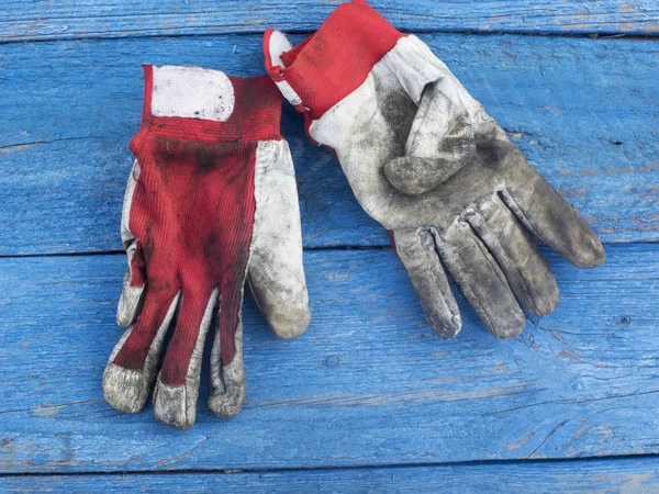 Грязные домашние перчатки — стоковое фото