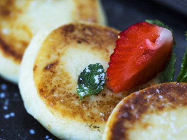 Ev yapımı mini cheesecakes 