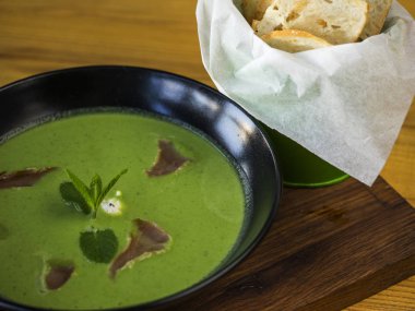 Yeşil soğuk krem çorba 