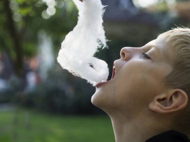 Pamuk helva yiyen çocuk