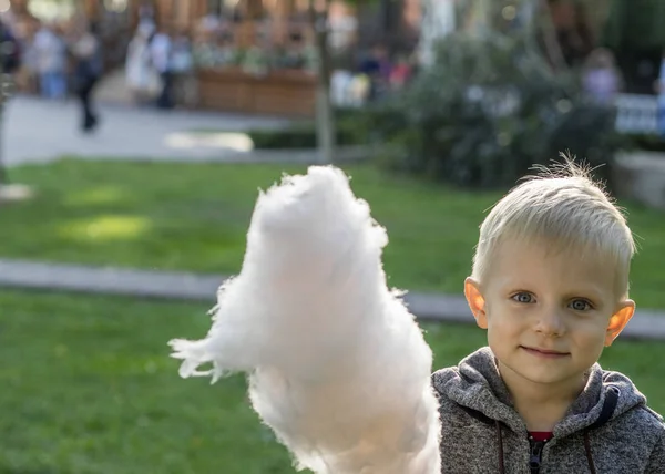 Junge isst Zuckerwatte — Stockfoto