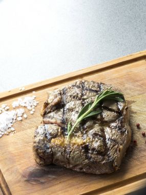 Izgara biftek.