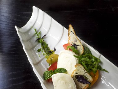 Mozzarella peyniri pesto ile 