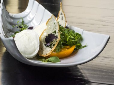 Mozzarella peyniri pesto ile 