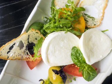 Mozzarella peyniri pesto ile 