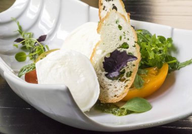 Mozzarella peyniri pesto ile 